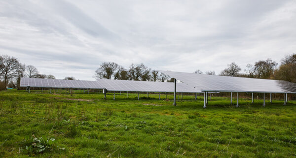 Panneaux photovoltaïques sur parcours de pondeuses