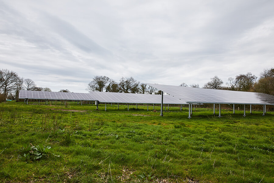 Panneaux photovoltaïques sur parcours de pondeuses